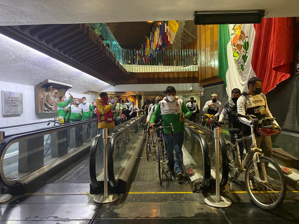 INBGuadalupe's tweet image. Después de dos años de no estar físicamente ante Nuestra Madre la Virgen de Guadalupe, 4,100 ciclistas de la peregrinación varonil de la Arquidiócesis de Morelia pasaron por las bandas para contemplar, agradecer y pedirle a la Morenita los siga protegiendo y cuidando.