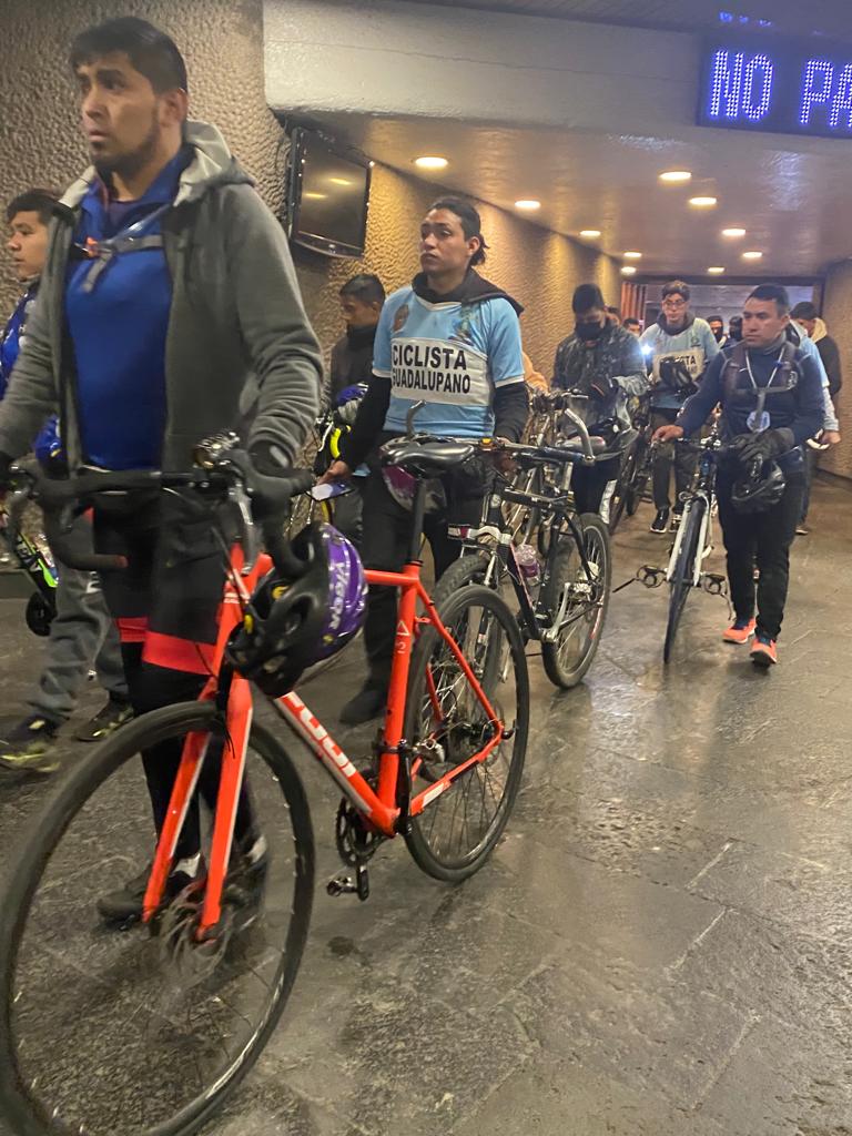 INBGuadalupe's tweet image. Después de dos años de no estar físicamente ante Nuestra Madre la Virgen de Guadalupe, 4,100 ciclistas de la peregrinación varonil de la Arquidiócesis de Morelia pasaron por las bandas para contemplar, agradecer y pedirle a la Morenita los siga protegiendo y cuidando.