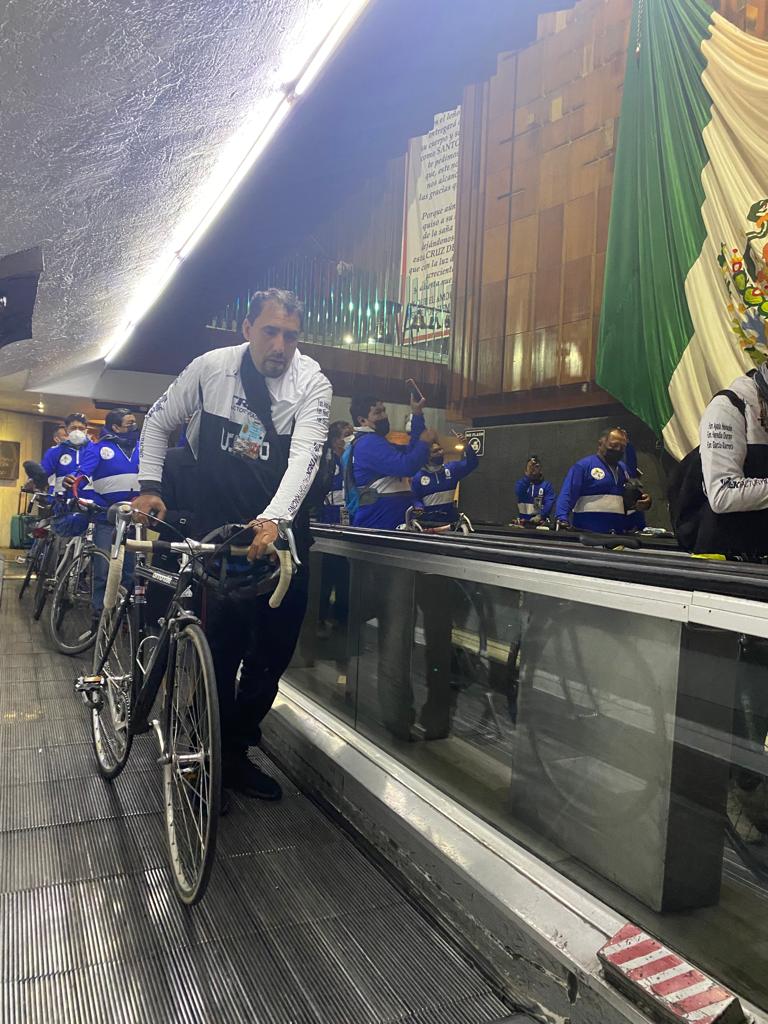 INBGuadalupe's tweet image. Después de dos años de no estar físicamente ante Nuestra Madre la Virgen de Guadalupe, 4,100 ciclistas de la peregrinación varonil de la Arquidiócesis de Morelia pasaron por las bandas para contemplar, agradecer y pedirle a la Morenita los siga protegiendo y cuidando.