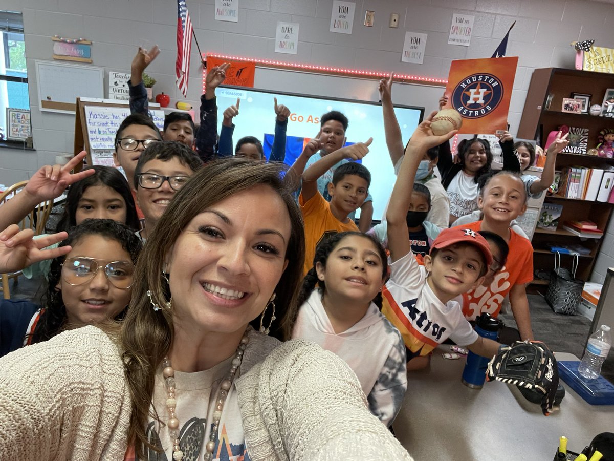 MrsSaenz4th's tweet photo. Go ‘Stros! #LevelUp 🧡💙⚾️ @astros @HumbleISD_HE https://t.co/cZiw2VCImo