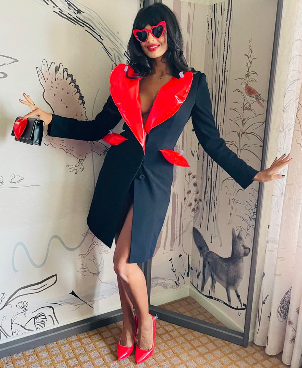 I LOVE THIS RIDICULOUS <a href="/Moschino/">Moschino</a> OUTFIT SO MUCH. INFLATABLE CHIC FOREVER.