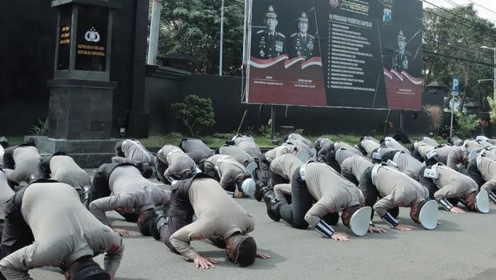 stevanfirman87's tweet photo. Sujud massal hanyalah pencitraan polisi sajah.... https://t.co/qLwVIQG6lP