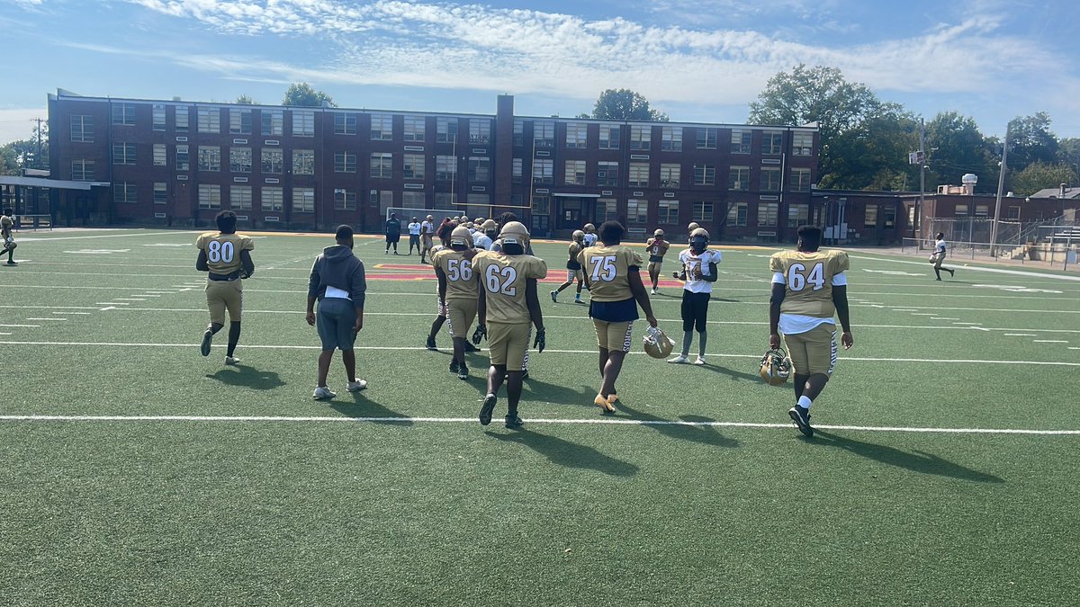 CoachHurt901's tweet image. Great day to be alive! Mid Day Practice #FearTheMound