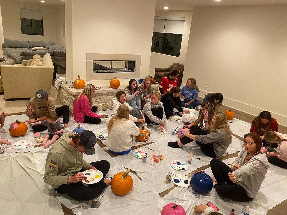 ACYoungLife's tweet photo. Pumpkin painting + a Chief’s win + a living room full of shoes = a good Monday night!!! See you next week for CLUB!! #andoveryounglife #bestnightofyourweek https://t.co/RdrNBkQGkr