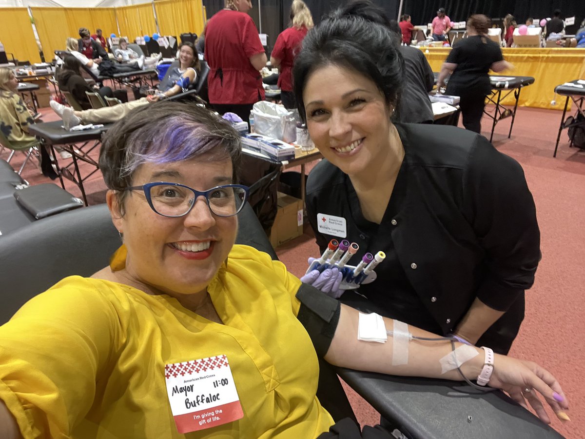 Smooth donation at <a href="/MU_Homecoming/">Mizzou Homecoming</a> #MizzouBloodDrive this morning. Hey <a href="/QuintonLucasKC/">Mayor Q</a> , my <a href="/RedCross/">American Red Cross</a> tech said you donated with her recently. I wonder if we need to do a MO Mayors challenge…. #LoveWhereYouLive #ServeWhereYouLove