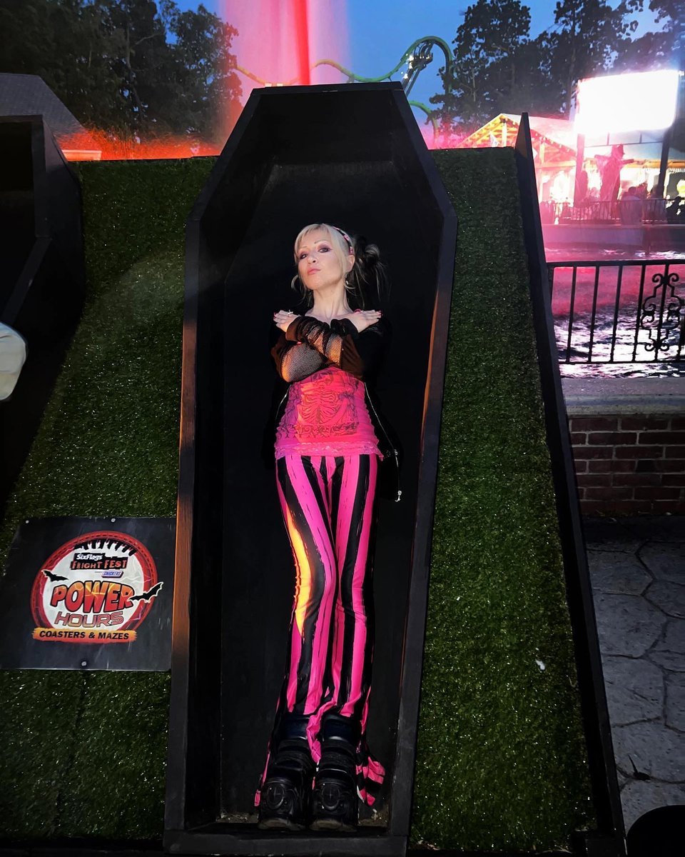 toofastclothing's tweet photo. Our cute 70s Pink and Black Flares are Back In Stock🖤💕🖤
Model: @crypticdollface
↓↓
:
★ SHOP NOW ★ https://t.co/i3sHtBmHqG ★
★
#toofastclothing
#bellbottompants #bellbottoms #bellbottomsareback #bellbottomsforever #flarepants #flarepantslovers #hellzbellz https://t.co/rp7yZLioKe
