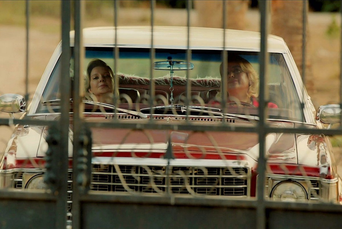 Bosch_Monica's tweet photo. 😂😂🤣... ya está aquí #Sermin con su flamante coche, haciendo su entrada triunfal en la mansión 😅
#TierraAmarga11Oct
#SerminYaman #SibelTaşçıoğlu
#Füsun #YelizDogramacilar
#BirZamanlarÇukurova https://t.co/0VLjz9sfyR