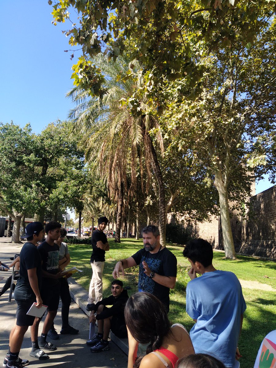 insmtarradell's tweet photo. El #ProjecteRaval és un projecte competencial i significatiu que fa l'alumnat de primer de batxillerat de la branca social-humanística. https://t.co/f9VqwddKVa