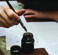 "شهيتي كثيفةٌ للبوح، لكن لاصدرَ يَحملُها، كان ظهر الورق وحده  ملائمًا لحزني، يروقني فيه أنه أبكم، ولا عين له ترقُب سقطاتِي، أسكبُ عليهِ الخوف فَيتحول لِـ ذراعينِ يُعانقاني بأسىٰ بالغ، يعرفان كيف يهربُ الهلع!"....(🍁