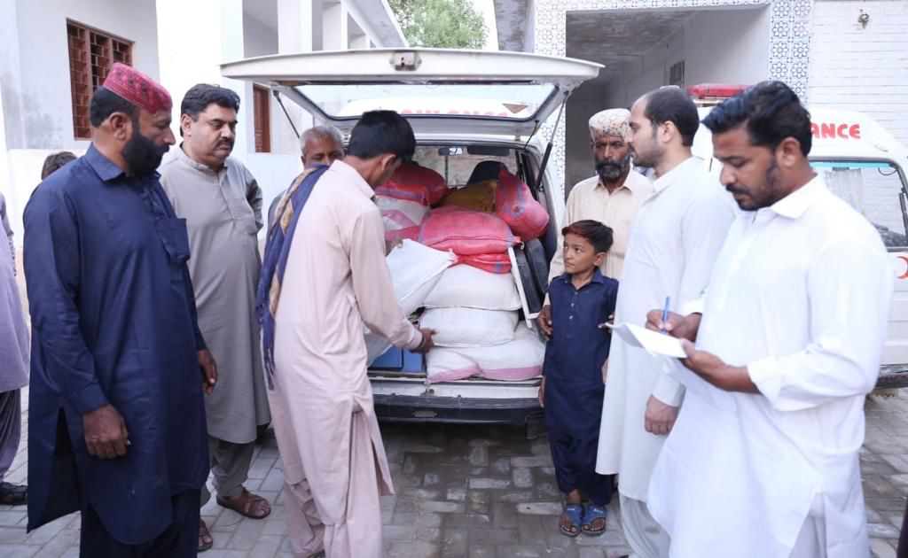 ZounrAsad's tweet photo. #UpdatePs63
(11_10_22 )
#InamFoundation on the instructions of Provincial Minister of Information Sindh @sharjeelinam Leader PPP @rawalsharjeel,#Uc85 Sehnwar #Village Noor Muhammad Solangi, Yaqoob Shoro and other areas affected by floods and rains have distributed dry ration bags https://t.co/9QQr2roEfi
