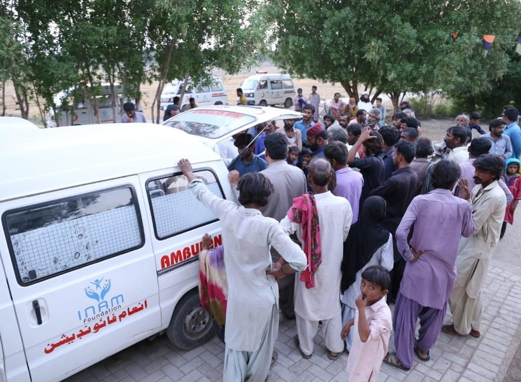 ZounrAsad's tweet photo. #UpdatePs63
(11_10_22 )
#InamFoundation on the instructions of Provincial Minister of Information Sindh @sharjeelinam Leader PPP @rawalsharjeel,#Uc85 Sehnwar #Village Noor Muhammad Solangi, Yaqoob Shoro and other areas affected by floods and rains have distributed dry ration bags https://t.co/9QQr2roEfi