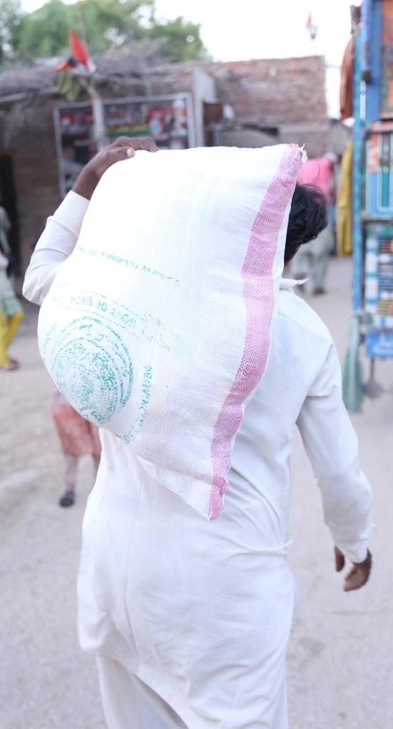 ZounrAsad's tweet photo. UpdatePs63
(11_10_22 )
#InamFoundation on the instructions of Provincial Minister of Information Sindh @sharjeelinam Leader PPP @rawalsharjeel, #Uc85 Sehnwar #Village Noonh Phanwar #Khamiso Shoro ,and other areas affected by floods and rains have distributed dry ration bags. https://t.co/l8tcBo0vdy