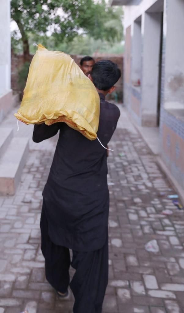 ZounrAsad's tweet photo. UpdatePs63
(11_10_22 )
#InamFoundation on the instructions of Provincial Minister of Information Sindh @sharjeelinam Leader PPP @rawalsharjeel,#Uc85 Sehnwar #Village Ismail Phanwar , and other areas affected by floods and rains have distributed dry ration bags https://t.co/iJ5aTpcjCA