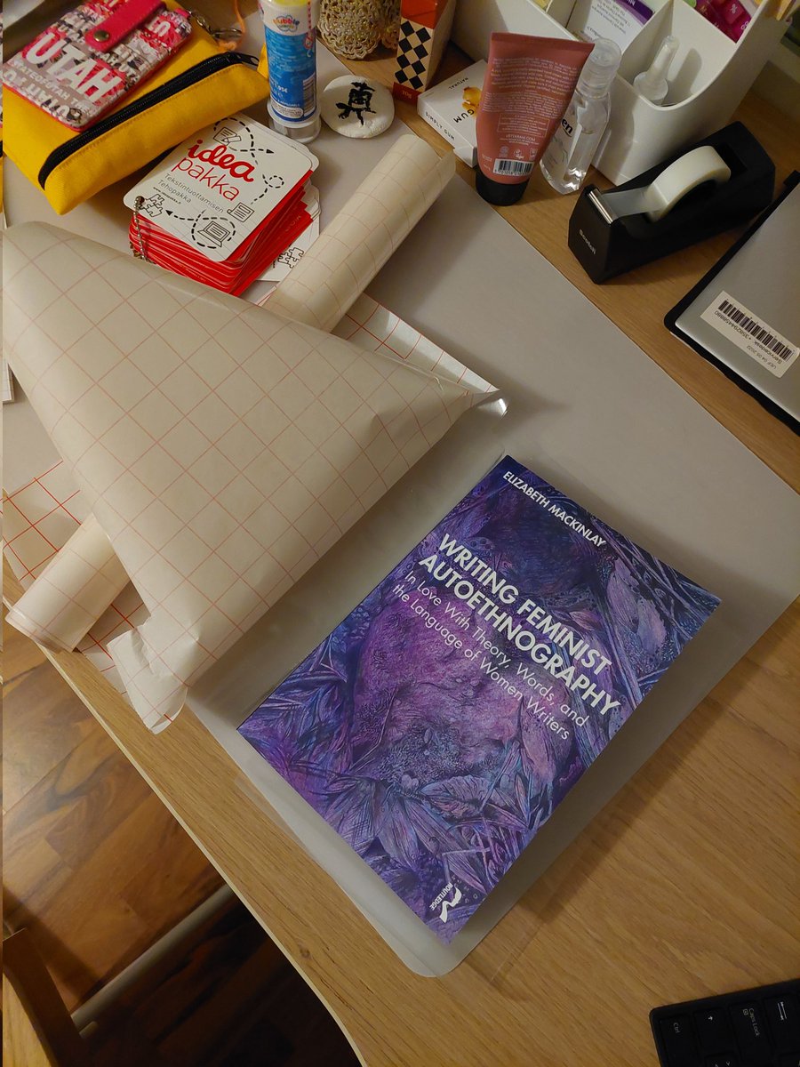 Miten paljon voi rakastaa kirjoja? Niin paljon, että ensimmäisenä vetää kontaktimuoviin juuri hankkimansa uuden menetelmäopuksen "ettei se tuhriinnu kannesta" 😌😍 #lukutoukka