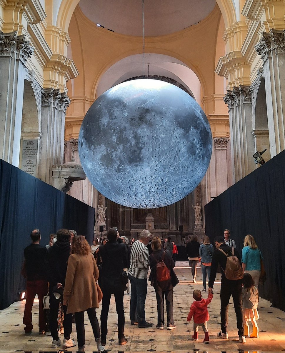 mvtz1's tweet photo. @waterland57 Volle maan in Aix de Provence https://t.co/T91Oq54Nyq