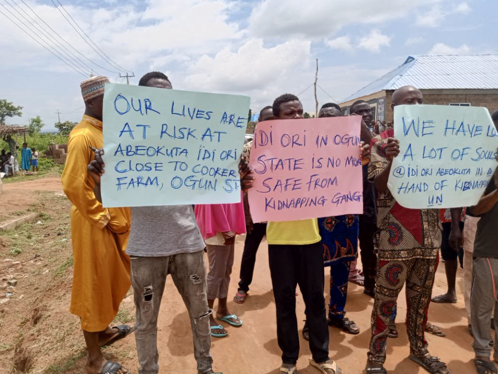 Naija_PR's tweet image. PHOTOS

Residents of Toluwalase along Idi- Ori,  Abeokuta-North LG, Ogun State have staged a protest over alleged invasion of their community by kidnappers