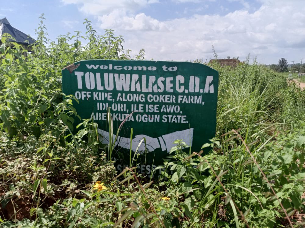 Naija_PR's tweet image. PHOTOS

Residents of Toluwalase along Idi- Ori,  Abeokuta-North LG, Ogun State have staged a protest over alleged invasion of their community by kidnappers