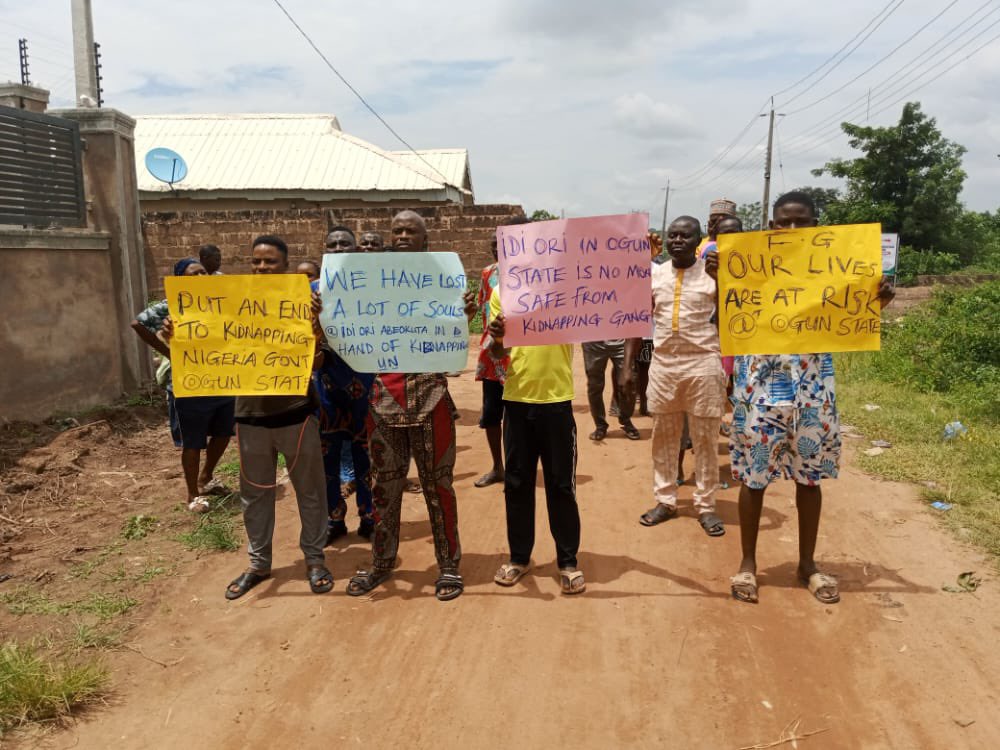 Naija_PR's tweet image. PHOTOS

Residents of Toluwalase along Idi- Ori,  Abeokuta-North LG, Ogun State have staged a protest over alleged invasion of their community by kidnappers