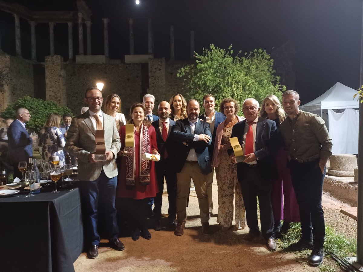 Llevo tiempo sin decir nada por aquí pero la ocasión lo merece. El viernes pasado El Moralejo se llevó 2 premios porc d'or en su categoría. No puedo estar más orgulloso del equipo y del trabajo que venimos realizando en los últimos años. Gracias.
