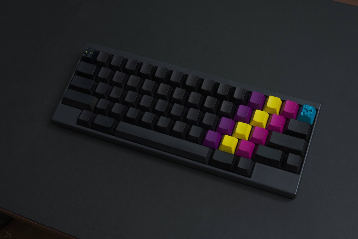 LightningKBDs's tweet photo. Black & White for #TopreTuesday - I'm also excited to announce a partnership with @HHKB_US -- to bring more HHKB/Topre-related content to newcomers and enthusiasts in the scene, and to connect with the original company that made this groundbreaking keyboard! #Thocctober https://t.co/lFHc6SBvSi