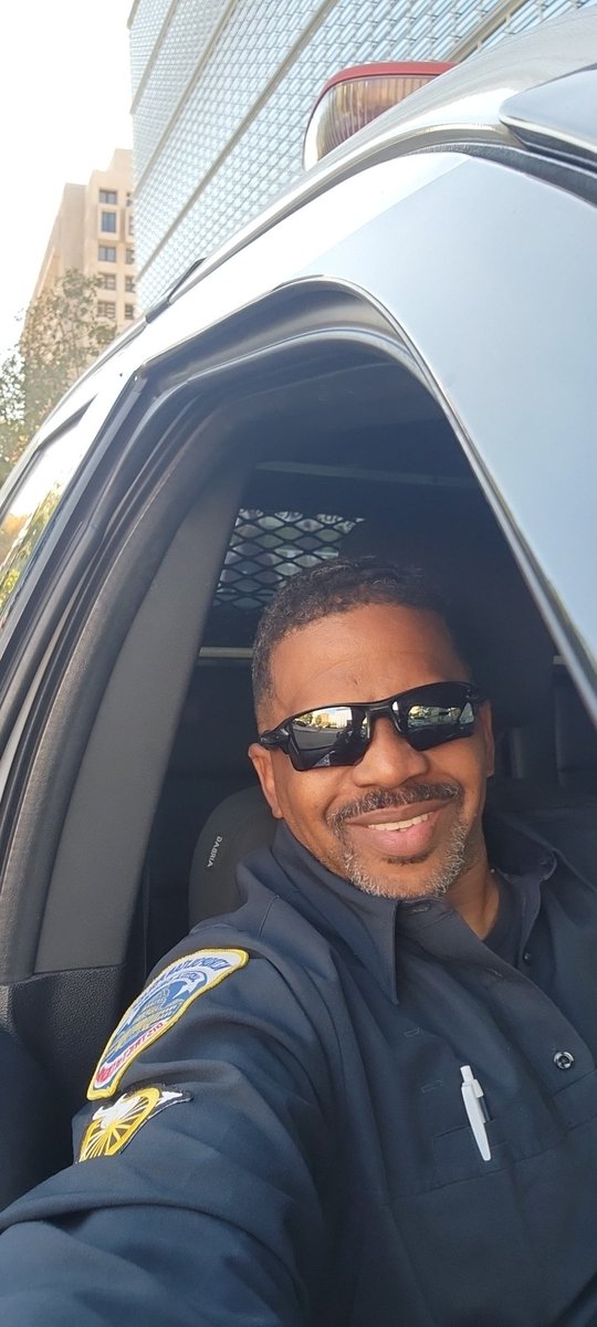 Marsh3454's tweet photo. @joviebabii At work making rush hour worse with the Prime Minister from Africa escort. https://t.co/L38ODHsGao