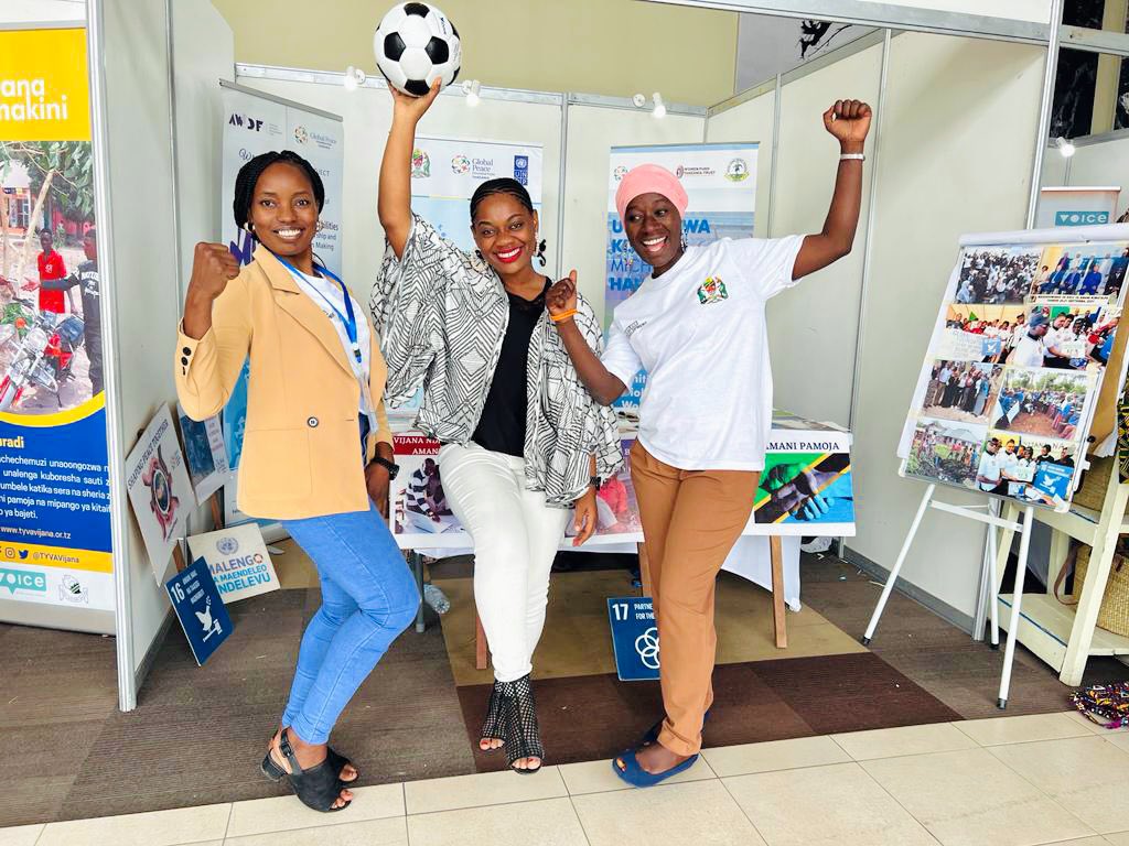 Usikose kuungana nami leo @cloudsfm @PKishamba saa 3 usiku katika kipindi cha Sports extra tukiangazia ustawi wa wasichana katika soka.👊🏽🔥
#sokalawanawaketz #OurTimeIsNow #GirlChildDay #pingaukatili #Tanzania @Charllote100