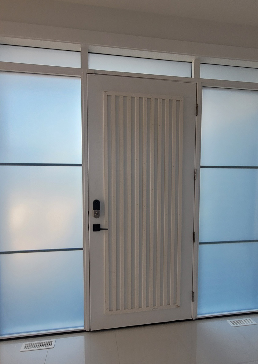 SuperTintltd's tweet photo. Traditionally frosted #interior door #sidelights.
#frontentry #moderndesign #frontdoorinspo  #glassdesign #privacyfrost #modernliving https://t.co/YY2feE2QyN