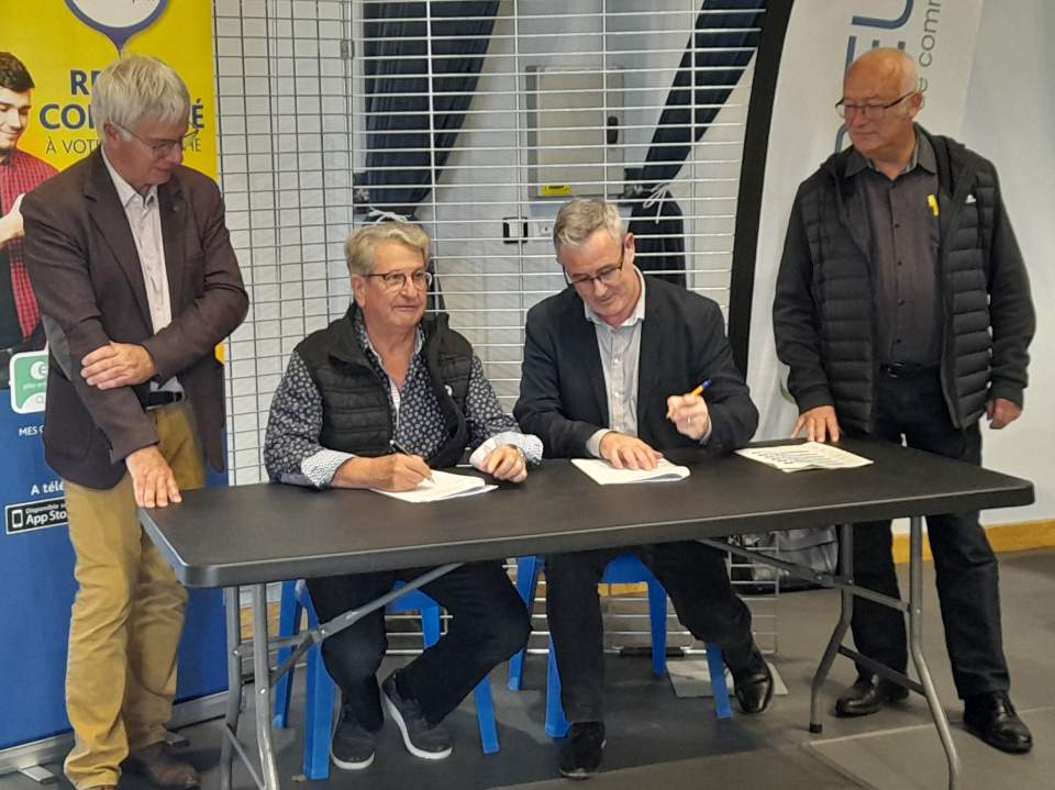 DvdChabal's tweet photo. Signature de la convention de partenariat entre #poleemploi Privas et Annonay et la communauté de communes @Valeyrieux pour lutter contre les difficultés de #recrutement des entreprises et se #mobilises pour les demandeurs d'#Emplois du territoire https://t.co/BDN97zXGrN