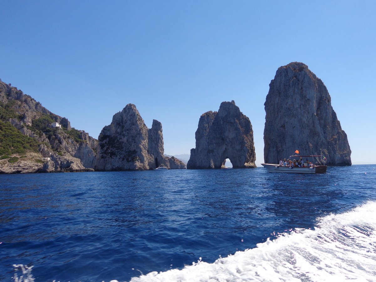 MisterMrt's tweet photo. Los #Farallones, las 3 formaciones rocosas de la #IsladeCapri en la #Campania en #Italia, las 3 formaciones rocosas cuyo arco es un paso obligado de las pequeñas embarcaciones, incluyendo los paseos turísticos de la isla. Algo espectacular. https://t.co/ahQK8uyGmg