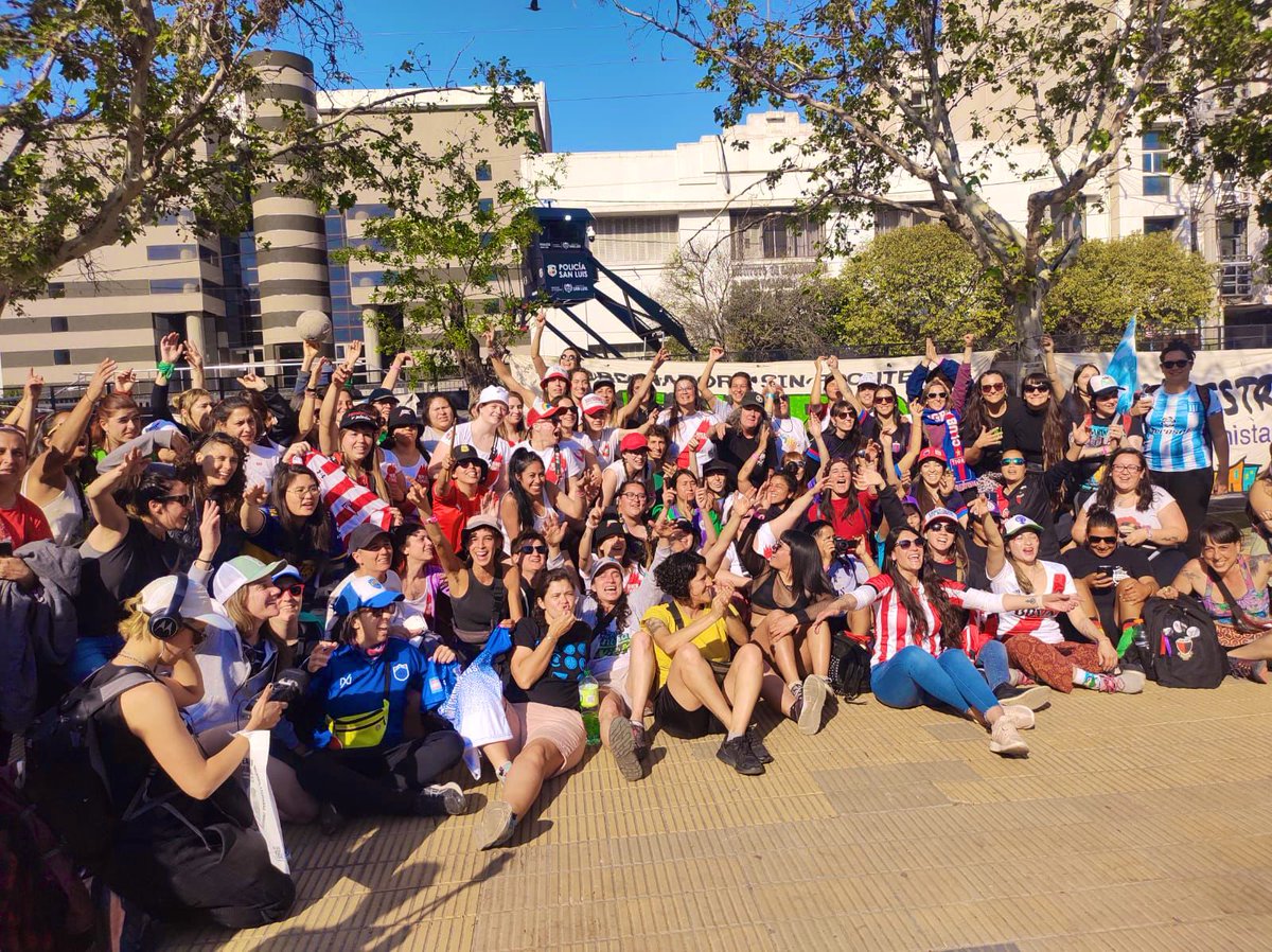 coorfutfem's tweet photo. ✊🏽⚽️ La potencia colectiva, emancipadora y transversal de este espacio, volvió a encontrarse en el @35Encuentro Plurinacional en San Luis. 

Hoy más que nunca: ¡El fútbol va a ser de todes o no va a ser! 🏳️‍🌈 Crónica completa 👉🏽 https://t.co/oBit2hVojM https://t.co/zGmjX5F6Ji