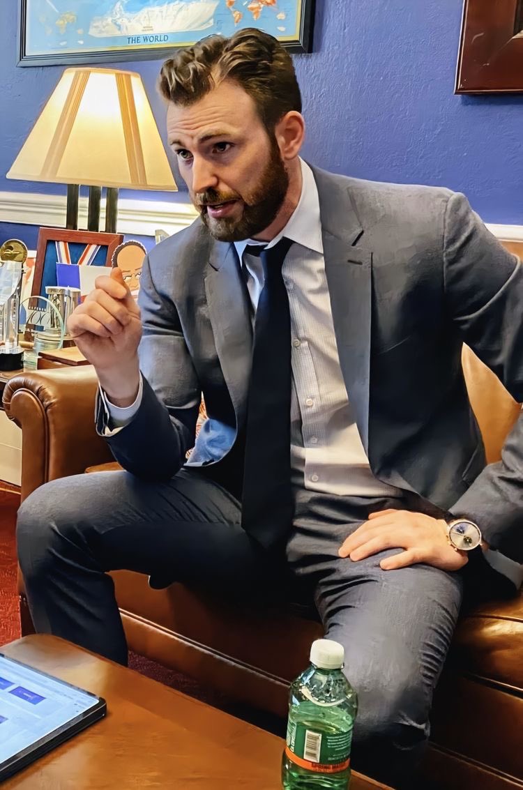 hudssnake's tweet photo. that day he woke up, smirked to himself and put on this suit https://t.co/wgD1GXfCYi