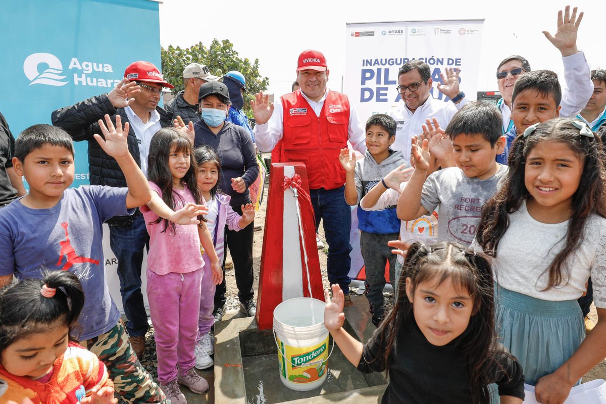 viviendaperu's tweet photo. #Huaral | ✅ Inauguramos piletas públicas para brindar agua potable a más de 1000 personas. 

➡️ Trabajo articulado con @OtassPeru y Emapa Huaral permitió poner en funcionamiento fuentes de agua en favor de familias de centro poblado. https://t.co/lD7pCwB5eV https://t.co/BsBBoFfcEE