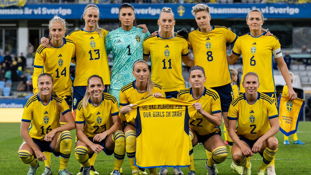 𝗪𝗲 𝗮𝗿𝗲 𝗽𝗹𝗮𝘆𝗶𝗻𝗴 𝗳𝗼𝗿 𝗼𝘂𝗿 𝗴𝗶𝗿𝗹𝘀 𝗶𝗻 𝗜𝗿𝗮𝗻 ❤️ 2016 spelade damlandslaget mot Iran i en historisk landskamp på Gamla Ullevi. Vid dagens match i Göteborg väljer damlandslaget att visa sitt stöd för flickor och kvinnors rättigheter i Iran.