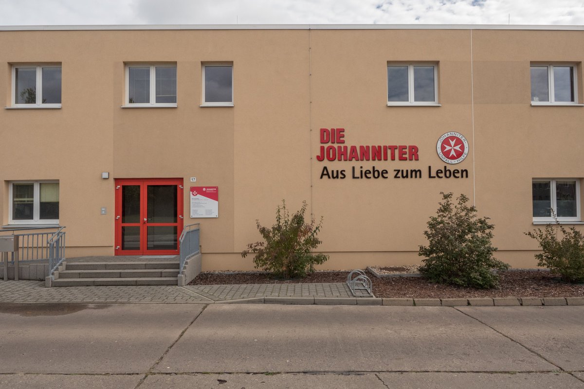 Das ist der Lieferfahrer Nelson Mbugu aus Brandenburg/Havel. Ihm wurde mutmaßlich von einem wütenden <a href="/johanniter/">Johanniter-Unfall-Hilfe e.V.</a>-Rettungssanitäter der Arm gebrochen. Der Beschuldigte wird erst vom Dienst freigestellt, als @afro268 &amp; ich nachfragen. Text <a href="/tazgezwitscher/">taz</a>: taz.de/Angriff-auf-Fa…