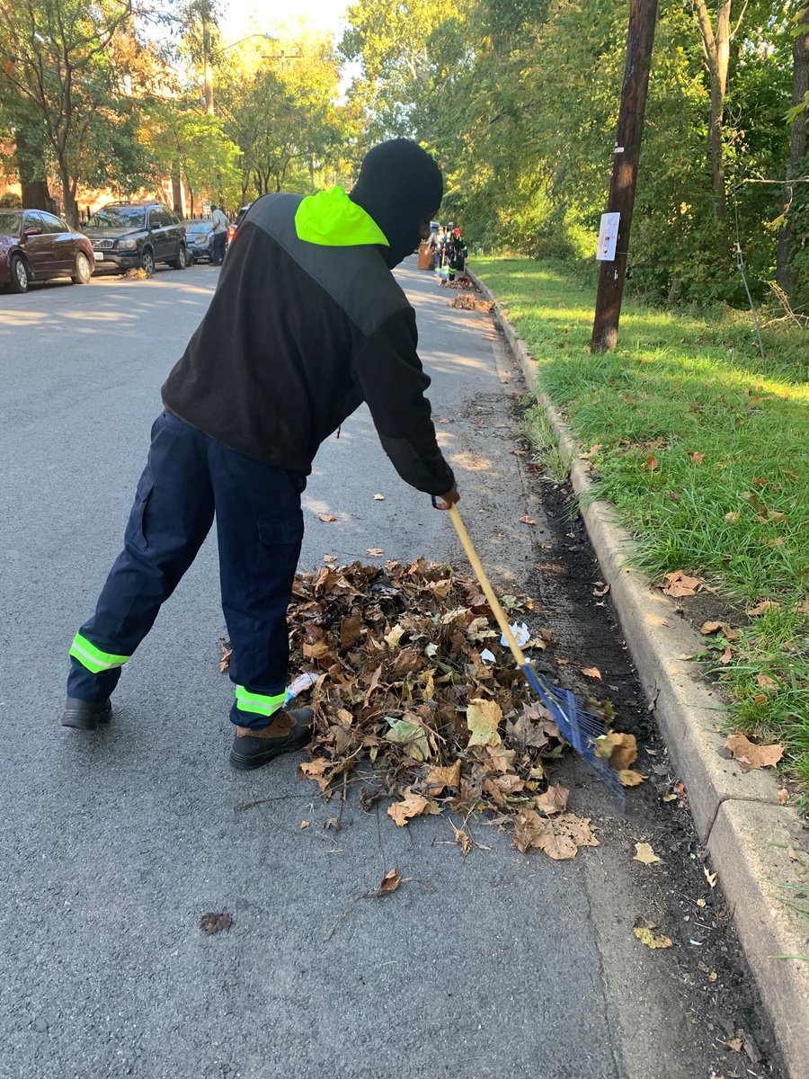 truthshallnlwh's tweet photo. #FreshForFall Clean up today starting on South Capitol St SE. Thank you to our partnering agencies. #DCValues
#TrashFreeDC https://t.co/PHXk2DgifP