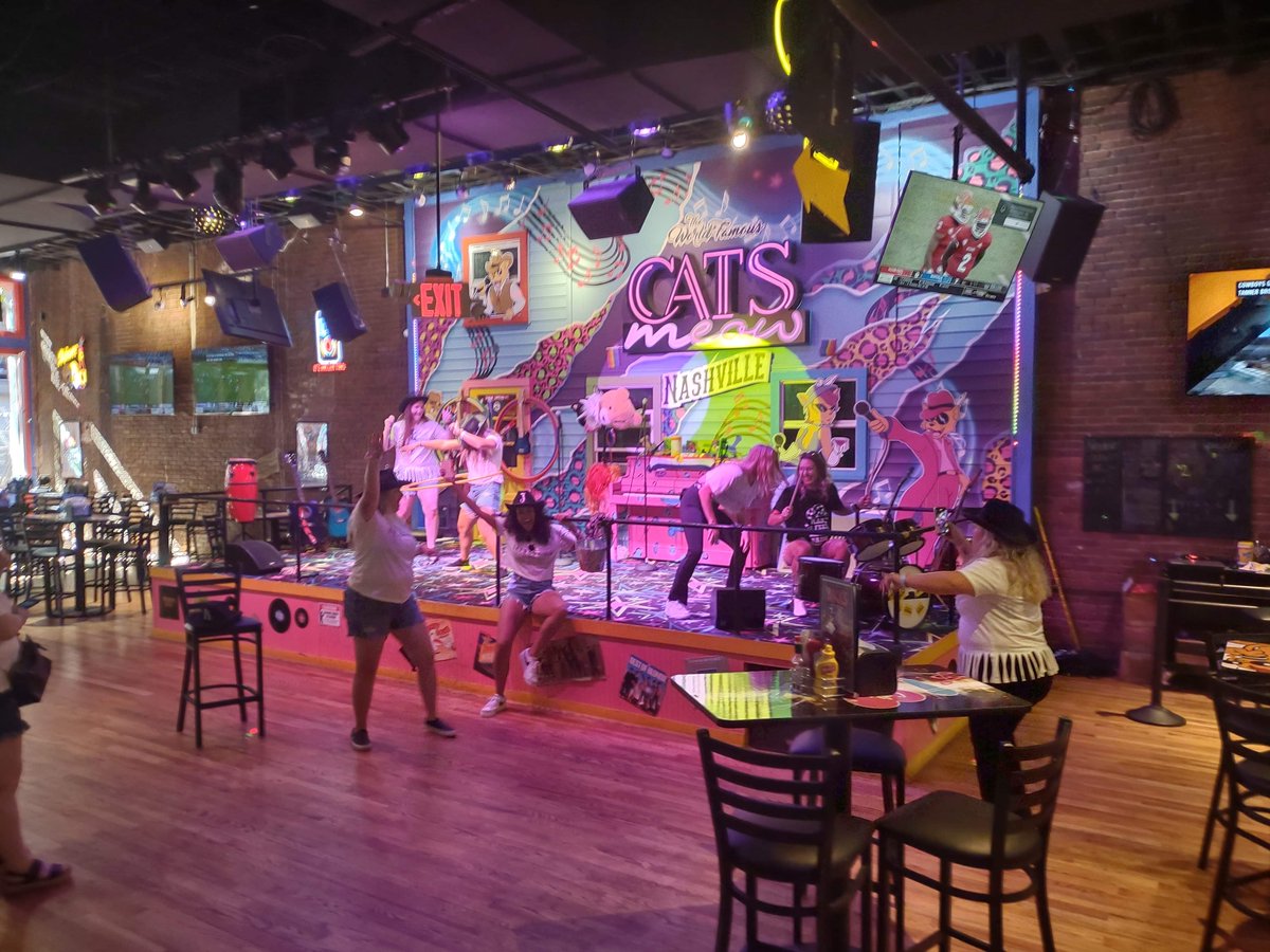 DickSez's tweet photo. It's never too late to follow your dreams of becoming a pop star. ⭐
.
.
.
#DicksPics #DicksLastResort #Karoke #CatsMeowNashville #Drinks https://t.co/IJMNWmRxd0