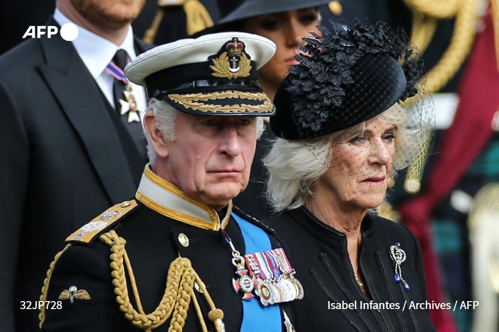 🇬🇧👑 Le roi Charles III sera couronné le 6 mai 2023 à l'abbaye de Westminster à Londres, aux côtés de son épouse la reine consort Camilla, a annoncé le palais de Buckingham. Il était devenu automatiquement roi à la mort de sa mère la reine Elizabeth II le 8 septembre #AFP