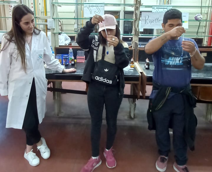 fcqoficial's tweet photo. Durante 4 días, 800 estudiantes y 60 docentes de 16 escuelas secundarias de #Córdobacapital pusieron la #química en acción 🧪👩‍🔬🧑‍🔬 Charlas, experimentos y mucha interacción en #FCQUNC

Reviví #DivulgandoConciencia2022 en imágenes 👉https://t.co/Ky1I77nYYk

#Ciencia
#Tecnología https://t.co/wTqjU4UL8I