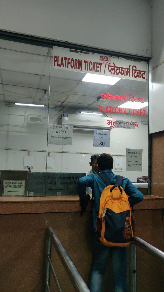 YUVRESH's tweet photo. Standing at New Delhi Railway Station to purchase platform ticket. In the era of digitalization but still UPI/Credit or Debit card payments are not accepted here in the capital of the country. The platform ticket vendor said ONLY CASH is accepted.
@AshwiniVaishnaw
@RailMinIndia https://t.co/hSnNrhWsjv