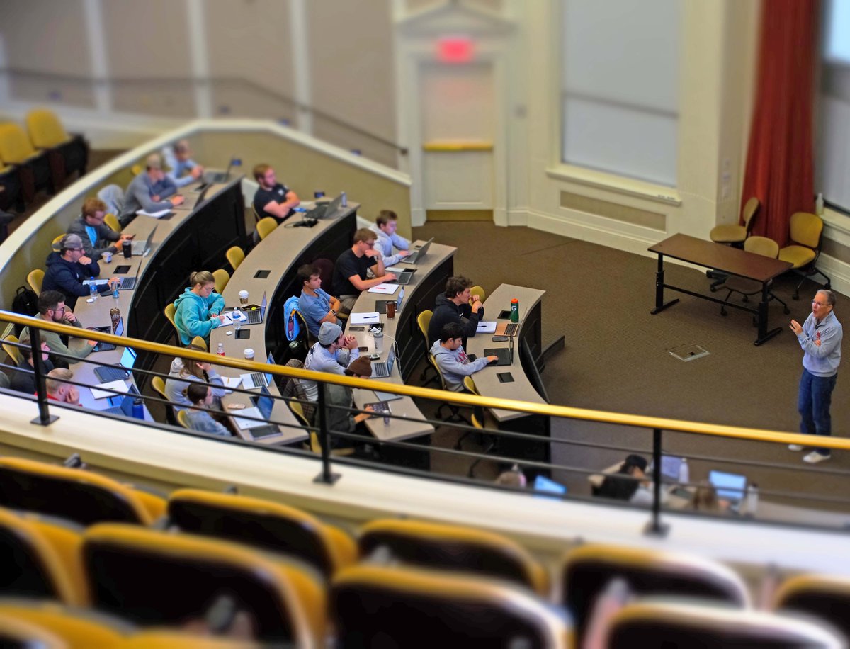 FarmerSchoolMU's tweet photo. Tuesday in @FarmerSchoolMU #FIN301 https://t.co/58hlloYQMg