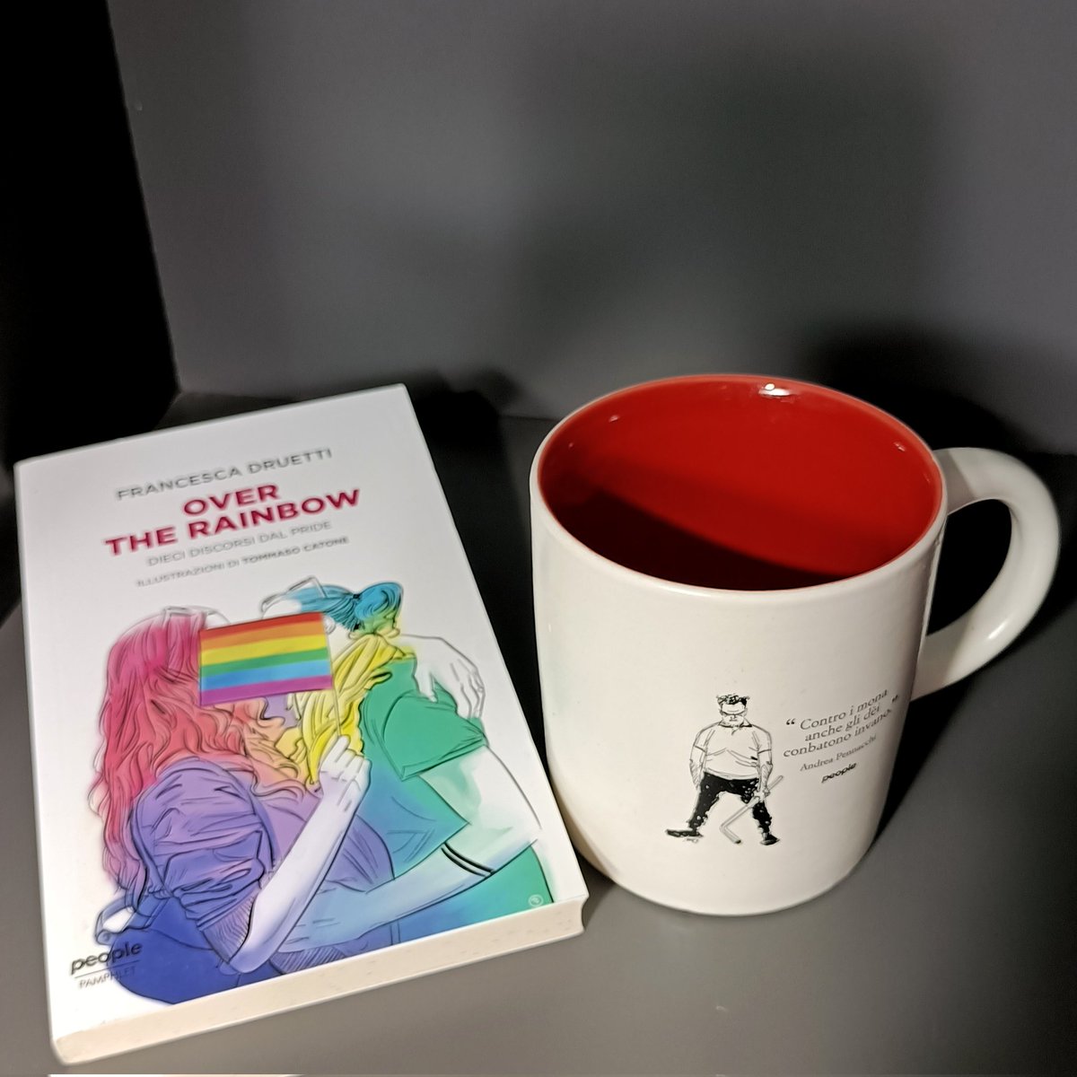 Per ogni ordine sul sito di @peoplepubit oggi #11ottobre vi arriveranno due regali: 
- 'Over the rainbow. Dieci discorsi dal Pride' per celebrare il #ComingOutDay 
- la tazza del Pojana per il compleanno di @Pennacchiiiii. 

C'è tempo fino alle 23.59 su peoplepub.it!