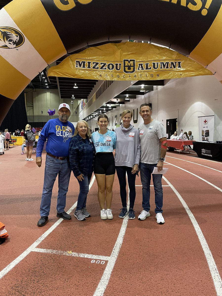 No better way to celebrate a birthday than donate blood! Happy Birthday Bob and thank you to the Huss Family for donating together❤️☝️🐯