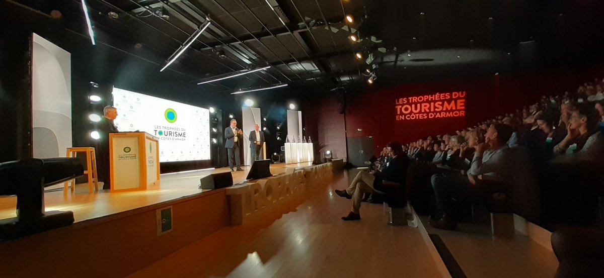 La soirée des Trophées du tourisme est lancée sous la présidence de Stéphane Lambert DG du @CERFRANCE_22 et M.Chastel Président du Festival de la gastronomie de Quintin ! Qui seront les 5 lauréats acteurs du tourisme des <a href="/cotesdarmor22/">cotesdarmor</a> <a href="/ToutVivre22/">Côtes d'Armor Destination</a>