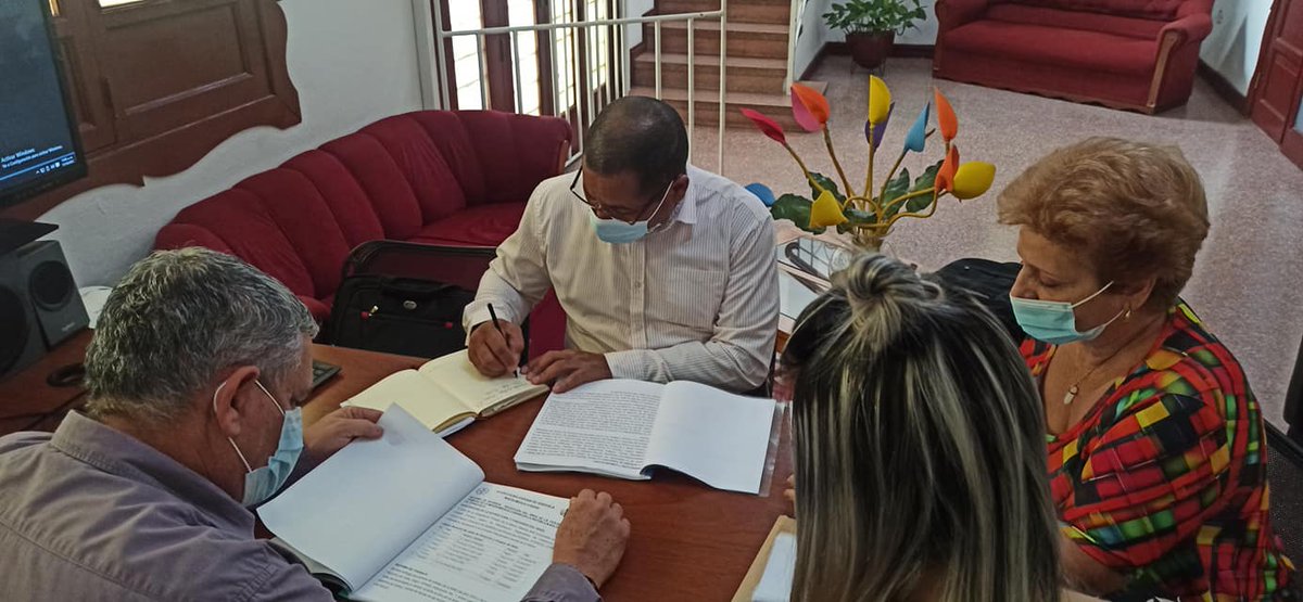 Se realiza entrega del cargo Vicejefe Primero de la Misión, por motivo vacaciones; saliente Dr. <a href="/rs48721021/">AdrianRS48721021</a>, entrante en funciones, Lic. Dioglis Poll.
Se despacha con área d Inspección y Comunicación.

#CubaPorLaVida #LasTejeríasRenacerá #FuerzaCuba #Cuba #CubaEsAmor #TodosJuntos