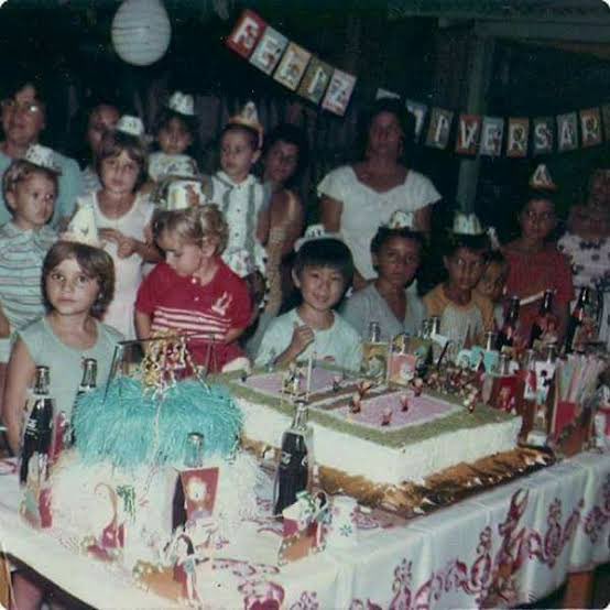lovemaltine's tweet photo. Hoje em dia: bolo alto seco com fatias milimetricamente calculadas pra servir todo mundo

Quando eu era criança: bolão molhado tão grande que os convidados levavam até pra casa

E você vem me dizer que o mundo evoluiu???? https://t.co/FMoChDrjqz