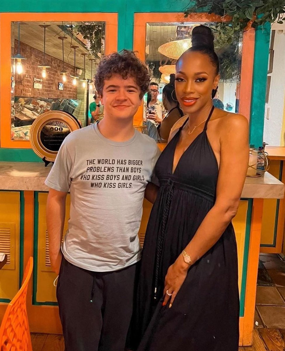 TimesSquareNYC's tweet photo. We are not able to resist these pearls @GatenM123 🤩 Thank you for supporting one of our favorite caribbean cuisines in #TimesSquare, @JCaribCuisine 🍹🌴

#StrangerThings #Dustin #NYC #timessquarenyc #dustinstrangerthings https://t.co/HTtSi0xgAv