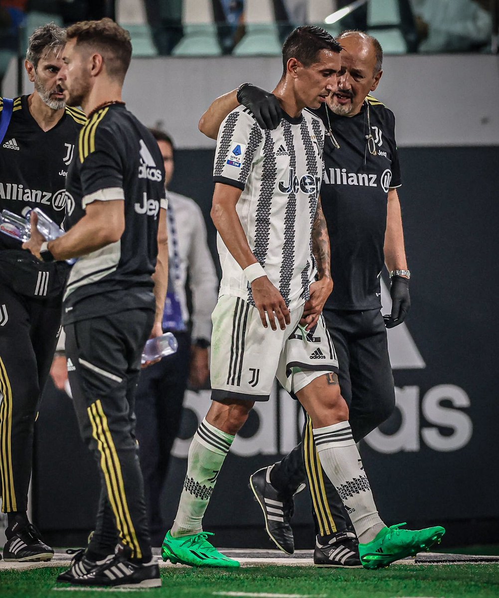 sucrenoticiasec's tweet photo. ¡ATENTOS!
Ángel Di María🇦🇷 sufre una lesión en el músculo posterior de la pierna derecha. No pudo continuar en el partido entre #Juvestus y #MacabiHaifa por la #ChampionsLeague.

¿Llegará al Mundial? 🤔

#LaMarcaDeportiva https://t.co/4X52O8Sedw