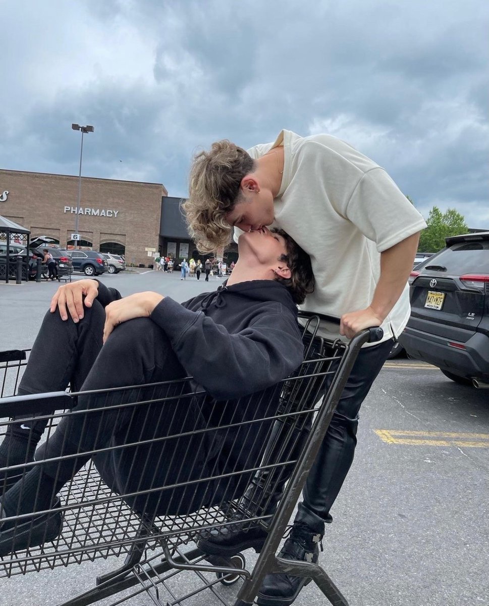 FelixBarr5's tweet photo. I want a man in my life to do shit like this with 😭😭😭💔 https://t.co/kJ0hbCxn2y