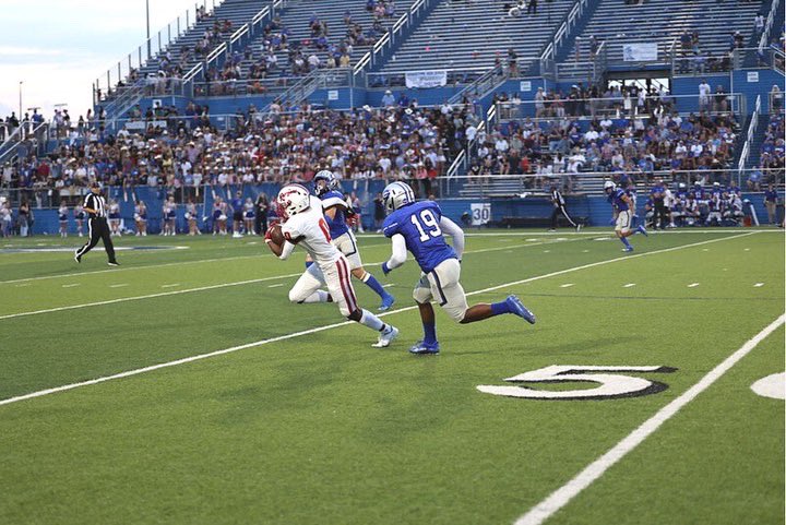 Tianmurray0's tweet photo. Got the #TD. Ready for the next ⏩
#Touchdown #txhsfb #juked #vrhs https://t.co/onwgIZYlKR