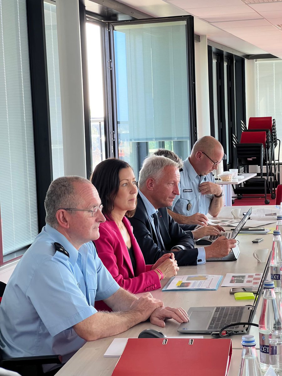 olivierrichefou's tweet photo. 🚒 Rencontre et temps d’échanges constructifs avec les Présidents et Directeurs des #SDIS ligériens cet après-midi au Département du @Maine_et_Loire avec pour objectif de renforcer encore plus la coopération entre nos Départements @sdis53 @SDIS_49 @SDIS_72 @SDIS44 @SDIS85 https://t.co/nlme1YKbeh